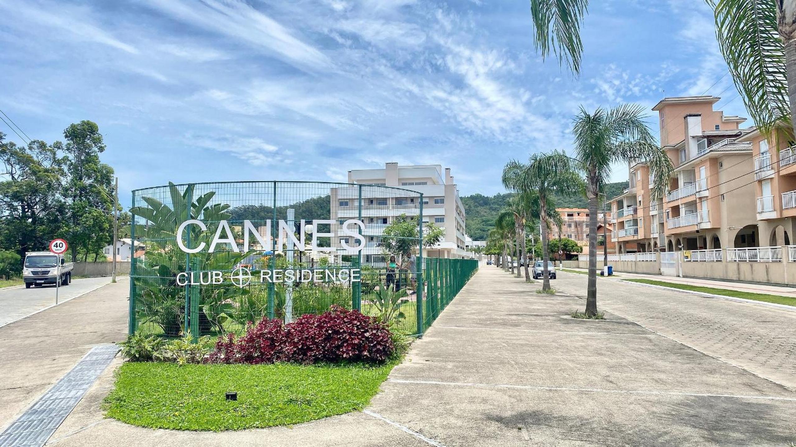 Sofisticação à 500 m da praia com espaço de lazer e piscina
