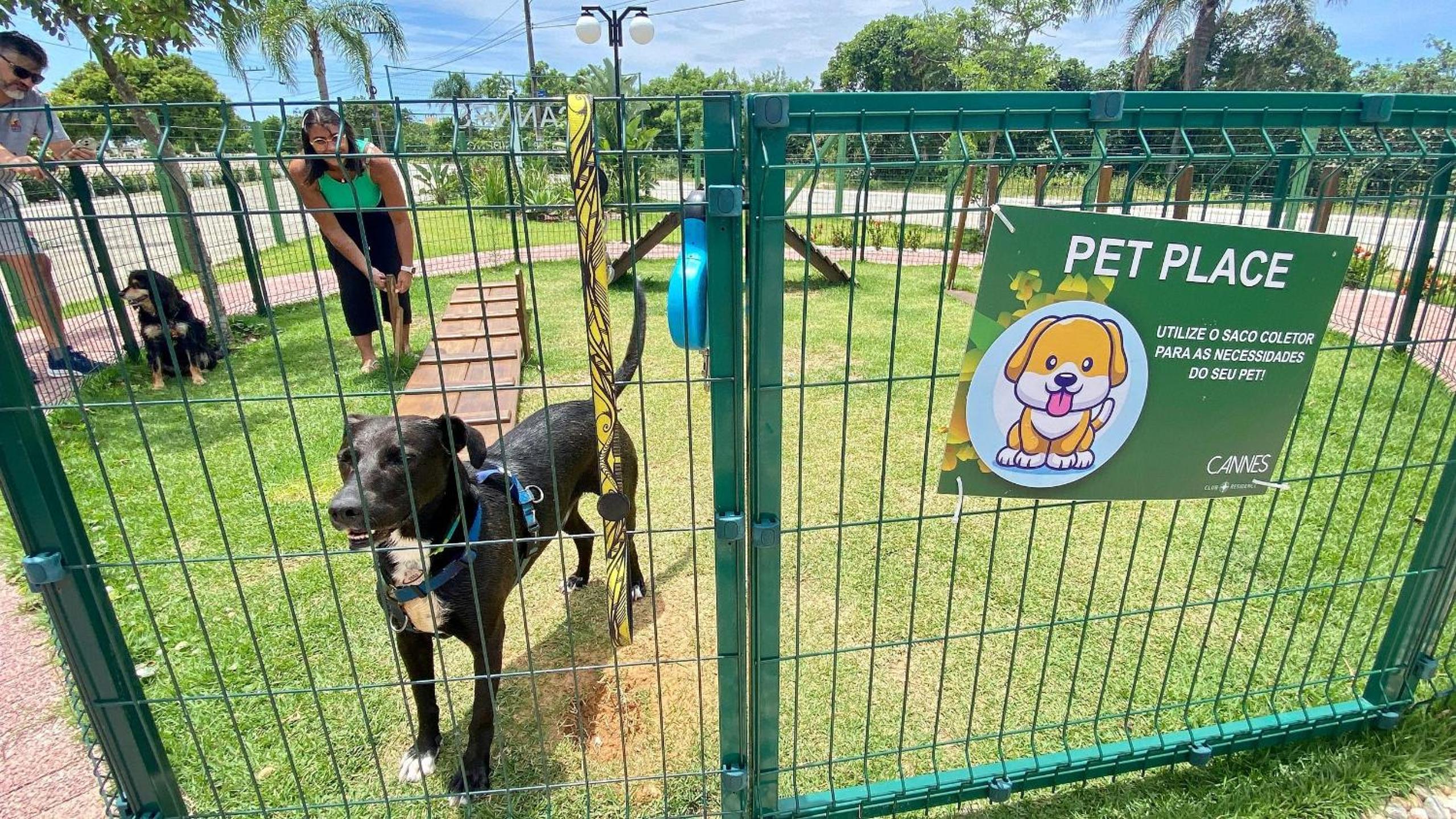 Sofisticação à 500 m da praia com espaço de lazer e piscina