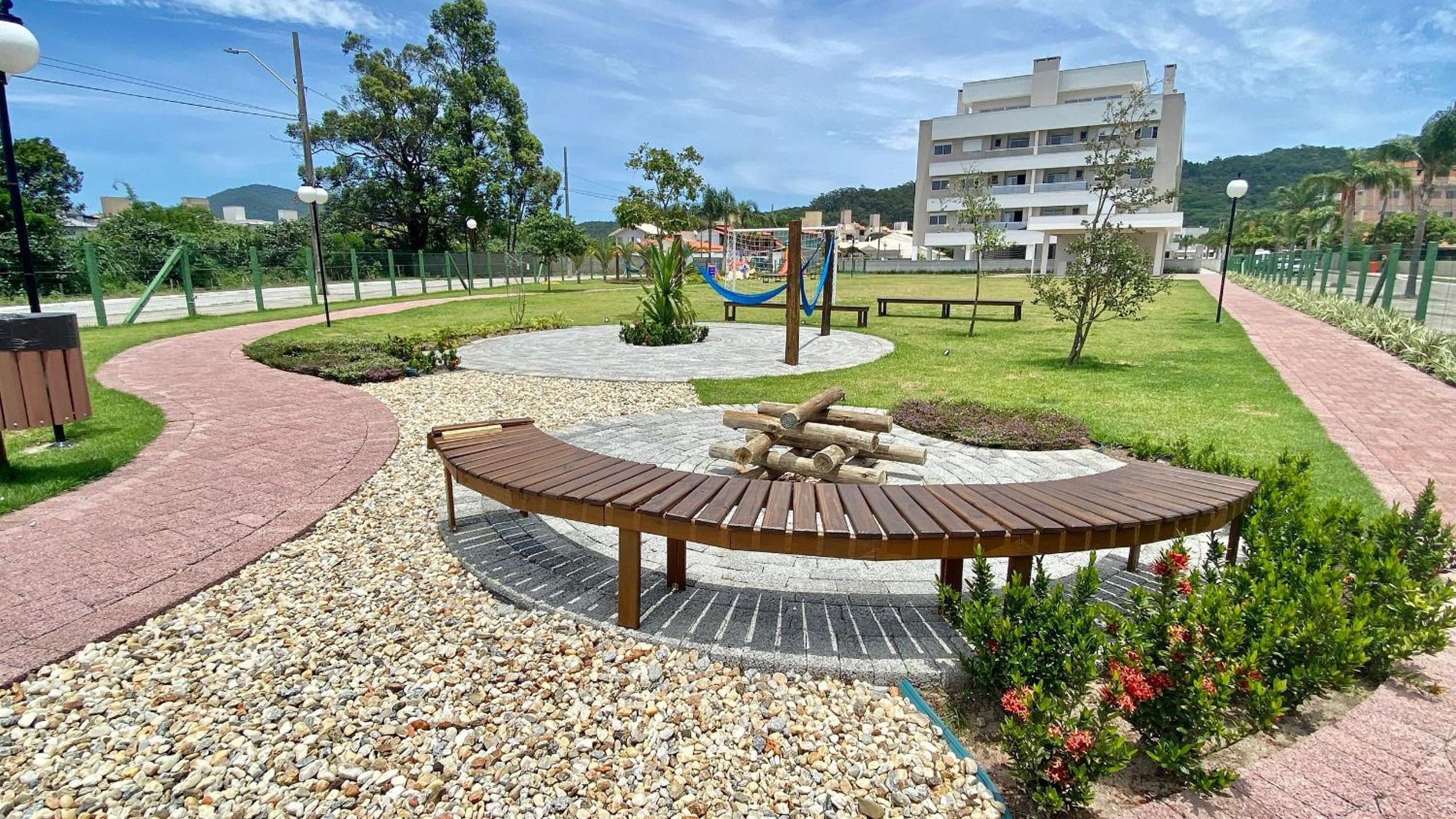 Sofisticação à 500 m da praia com espaço de lazer e piscina