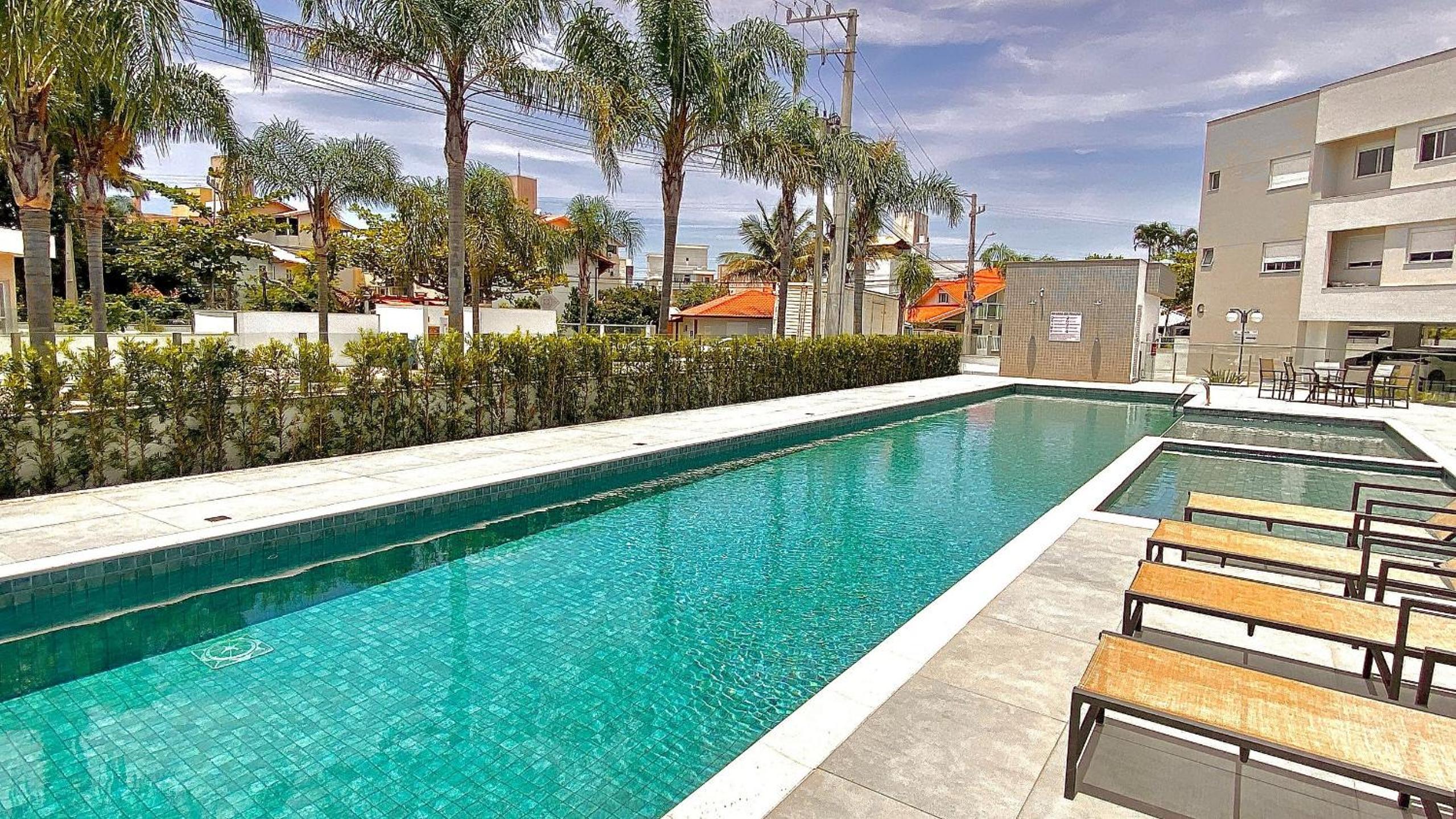 Sofisticação à 500 m da praia com espaço de lazer e piscina