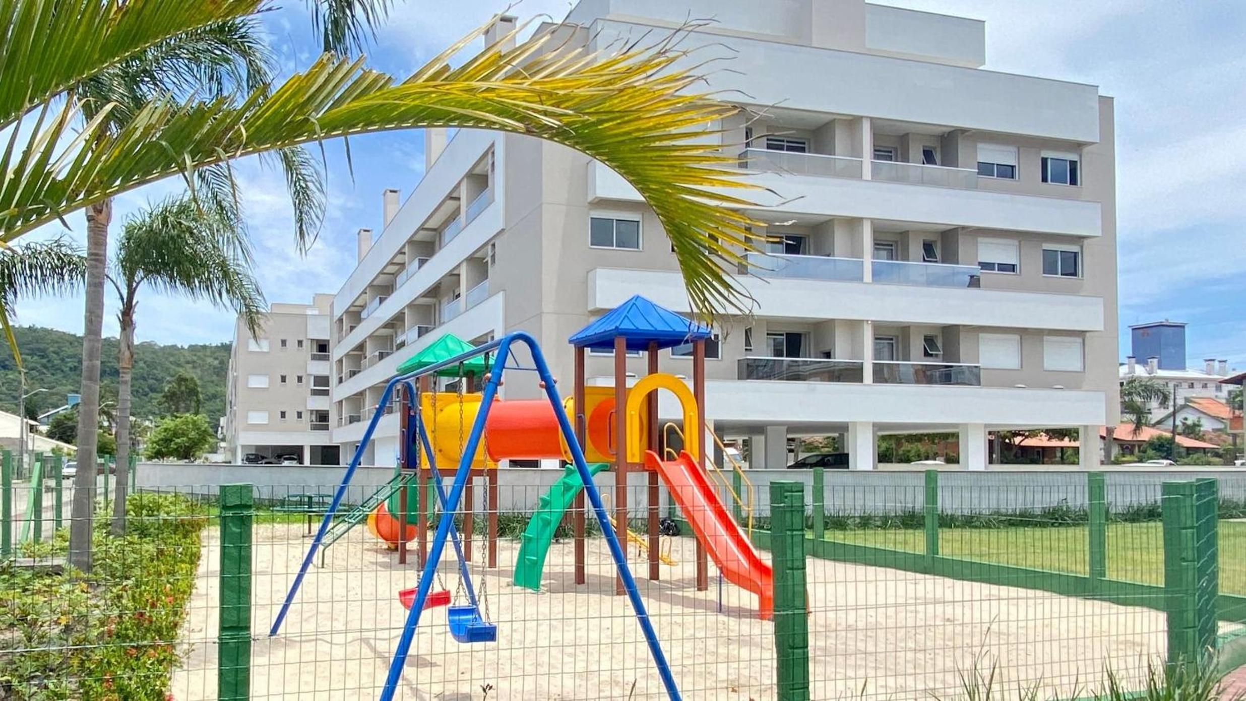 Sofisticação à 500 m da praia com espaço de lazer e piscina