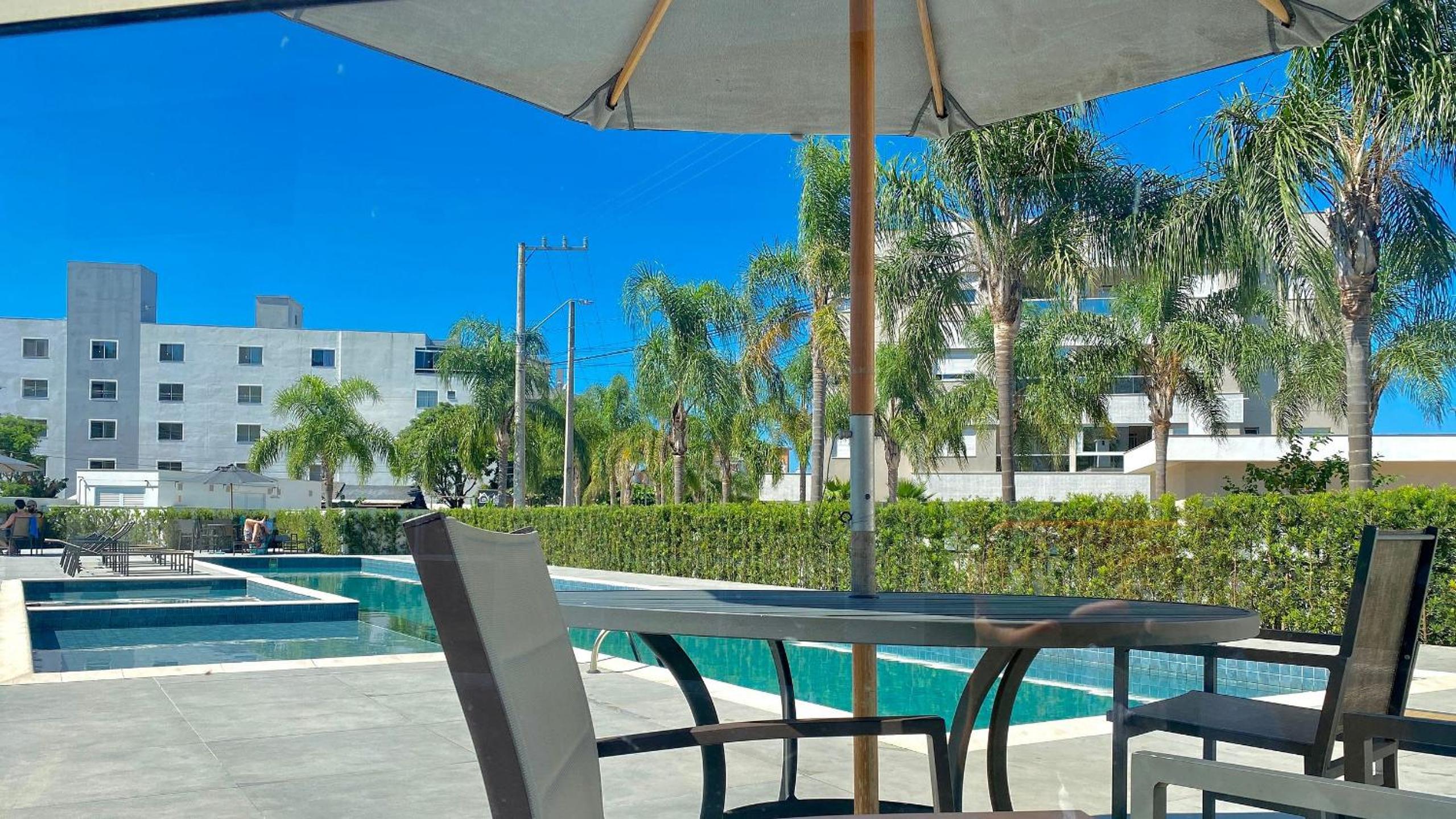 Sofisticação à 500 m da praia com espaço de lazer e piscina