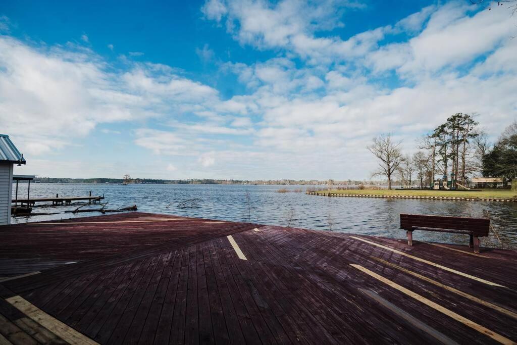 Louisiana Bundicks Lake House Country King Bed - Property Image 2