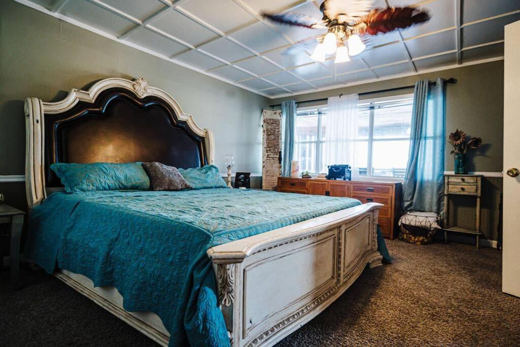 Louisiana Bundicks Lake House Country King Bed - Property Image 3