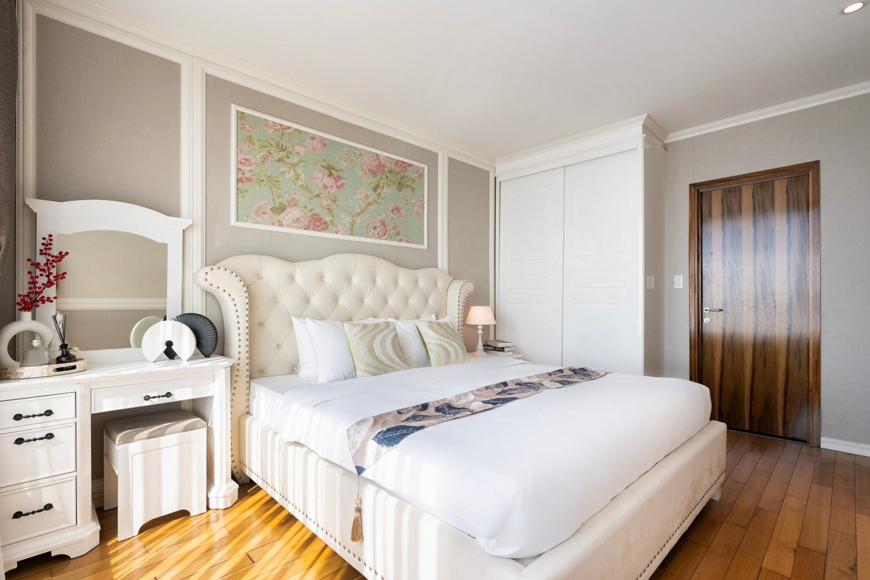 Leman Luxury 3 BR Apartment by Chloe