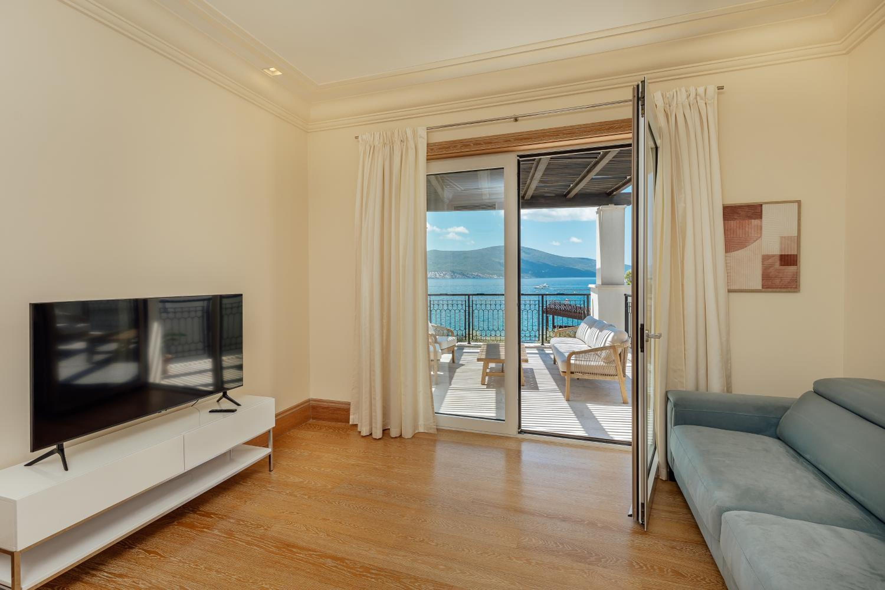 Luxurious Seafront Residence