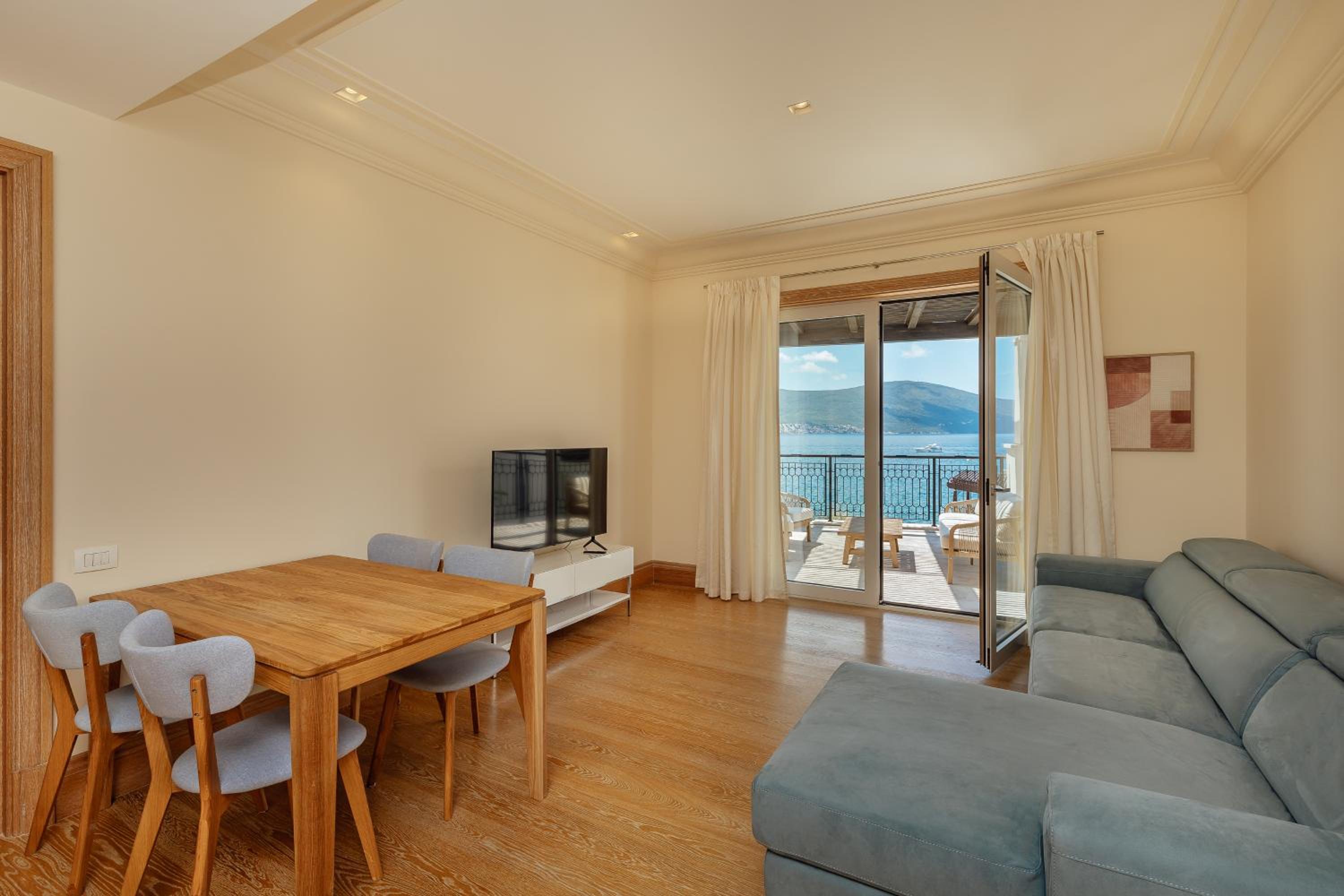 Luxurious Seafront Residence