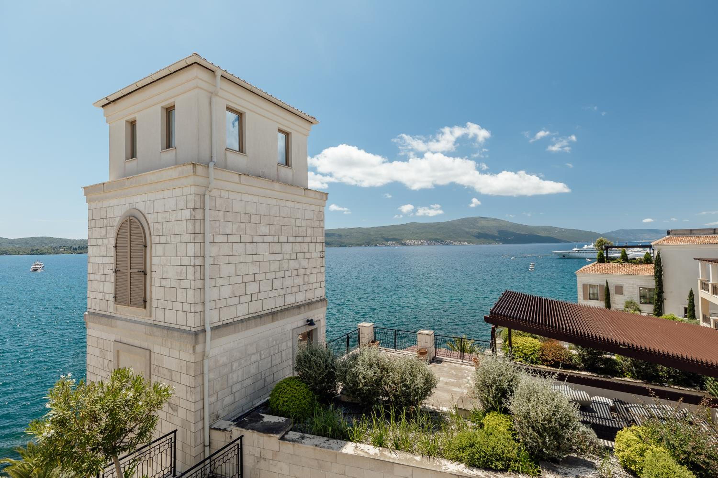 Luxurious Seafront Residence