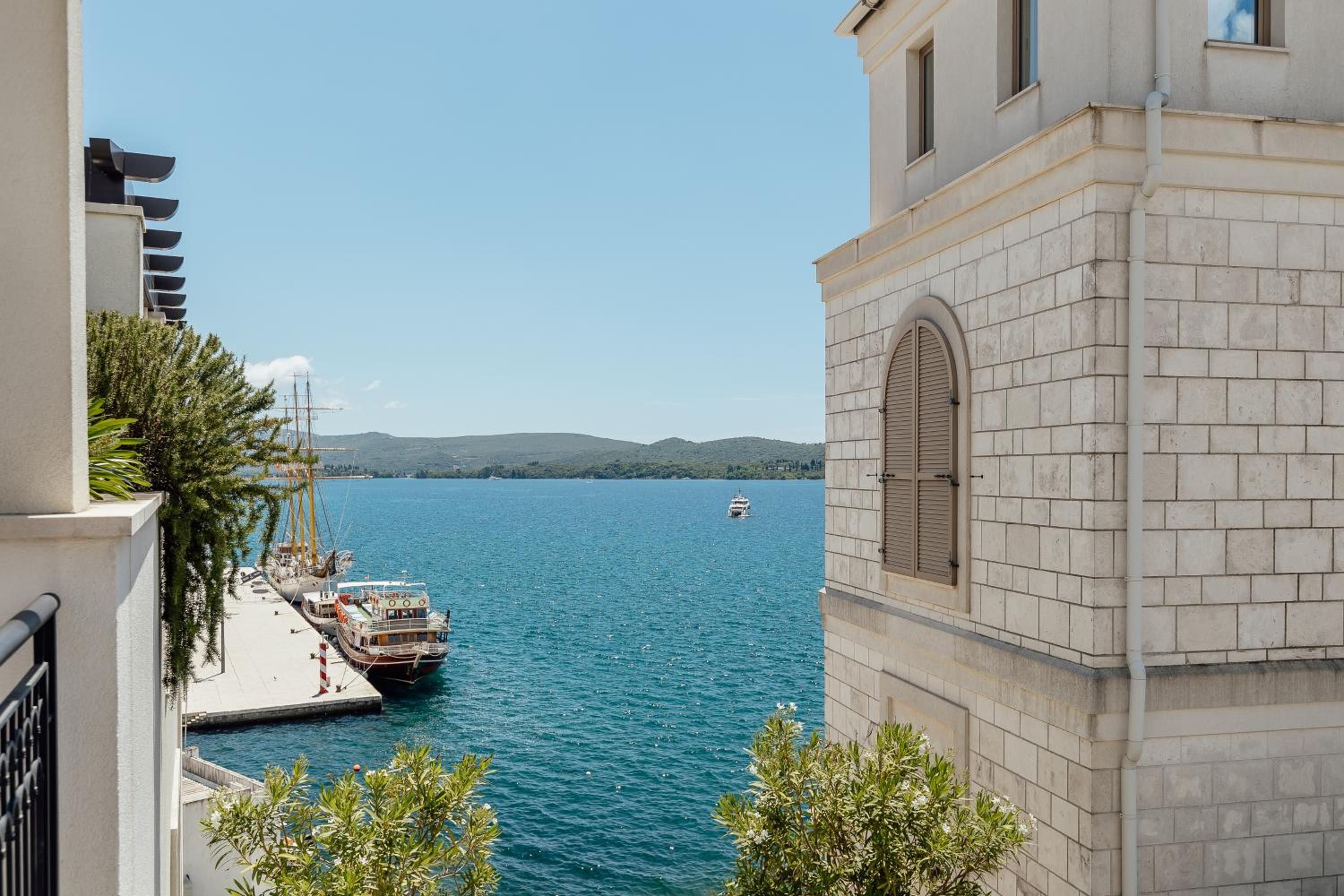 Luxurious Seafront Residence