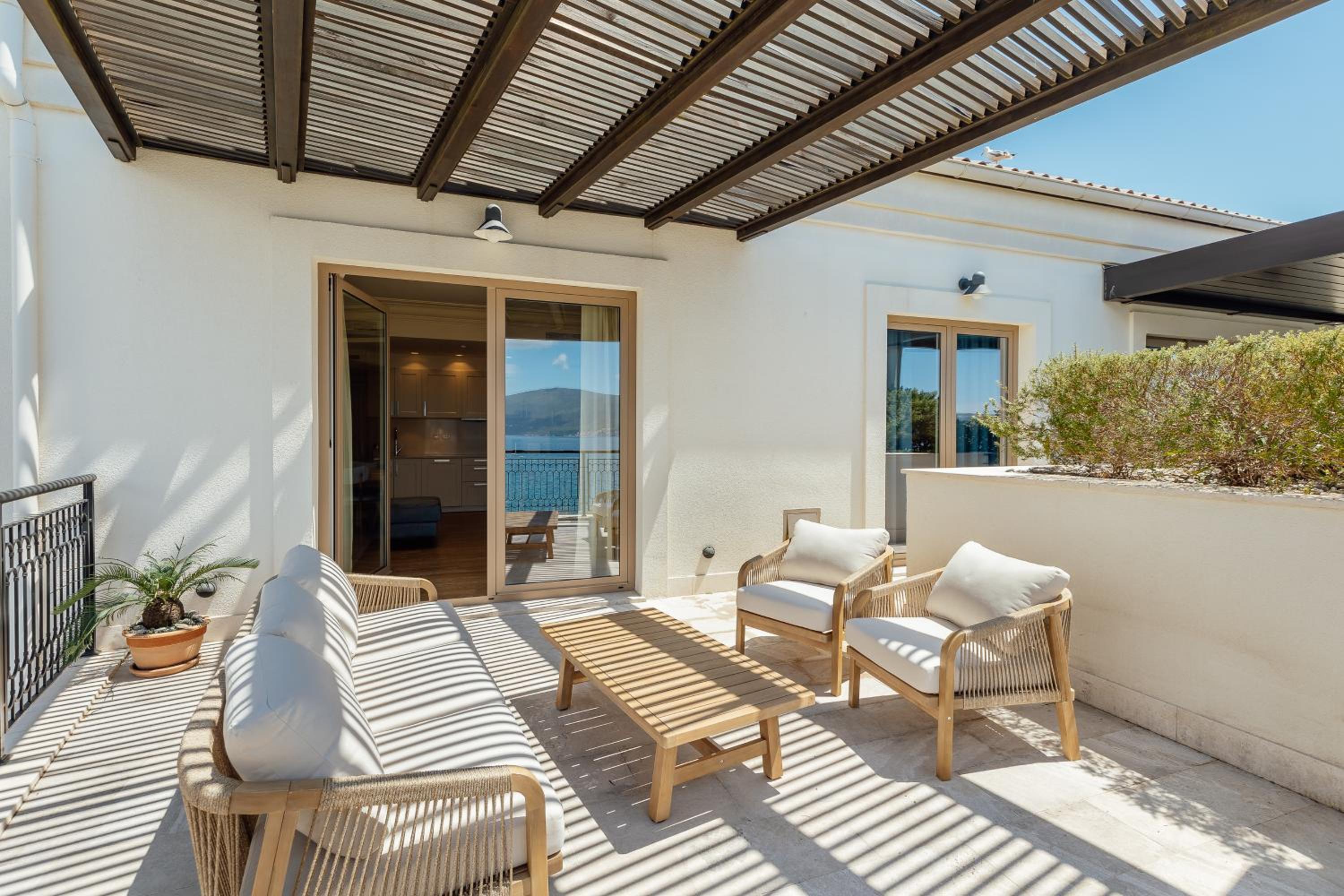 Luxurious Seafront Residence