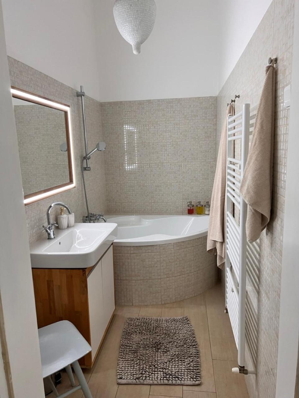Stylish flat in city centre view 2