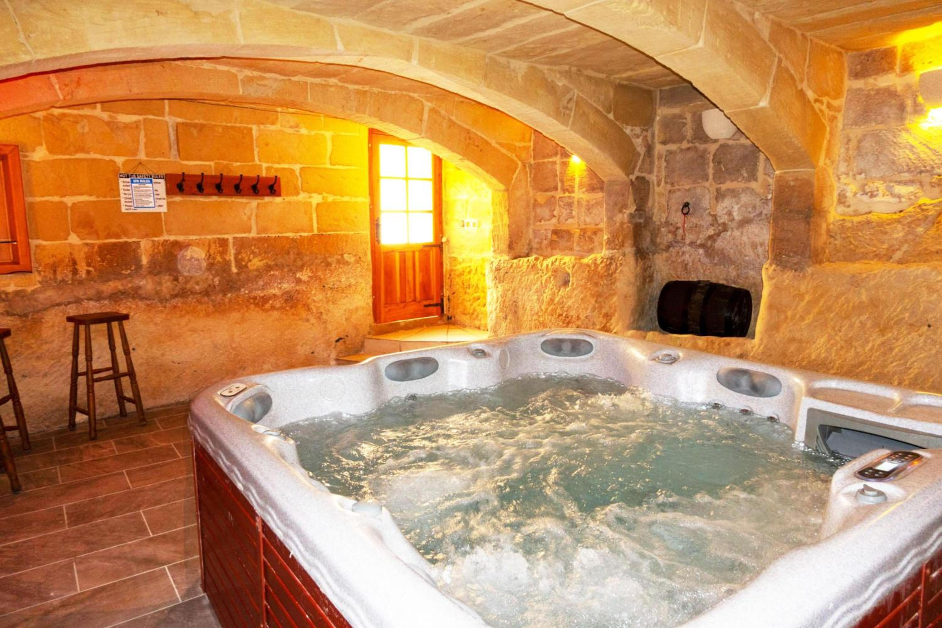 Villeleynah Amazing Gozitan Villa Pool - Happy Rentals photo 3