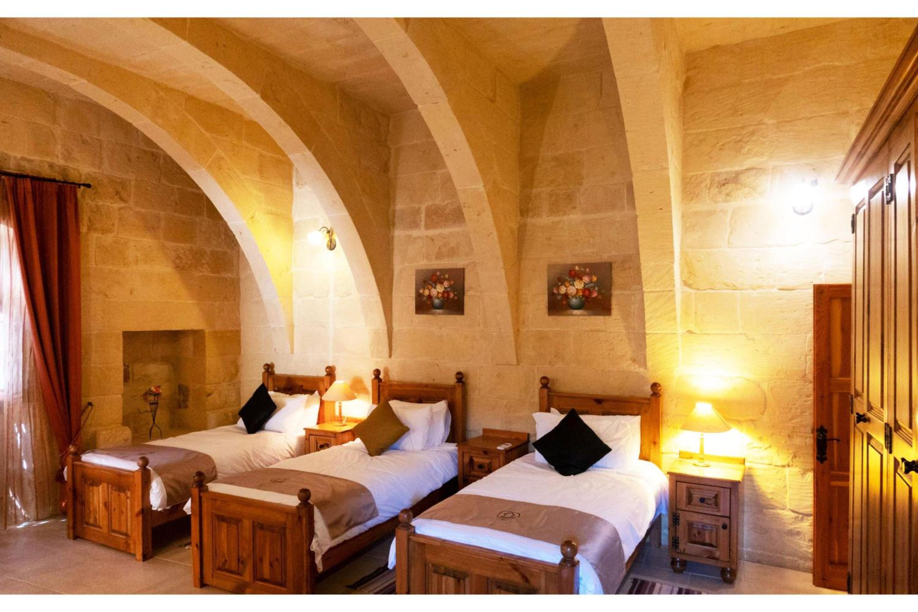 Villeleynah Amazing Gozitan Villa Pool - Happy Rentals photo 4