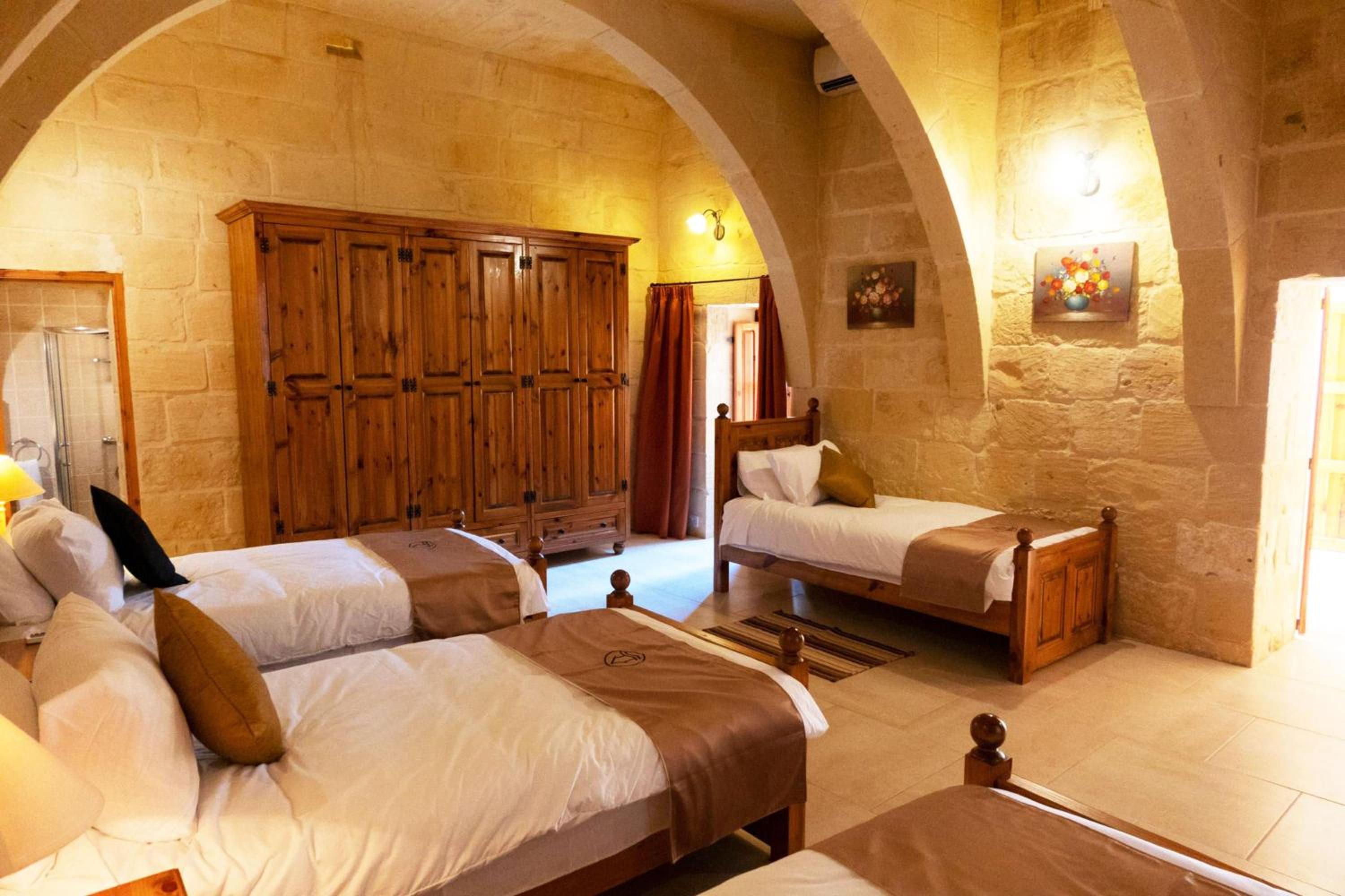 Villeleynah Amazing Gozitan Villa Pool - Happy Rentals photo 5