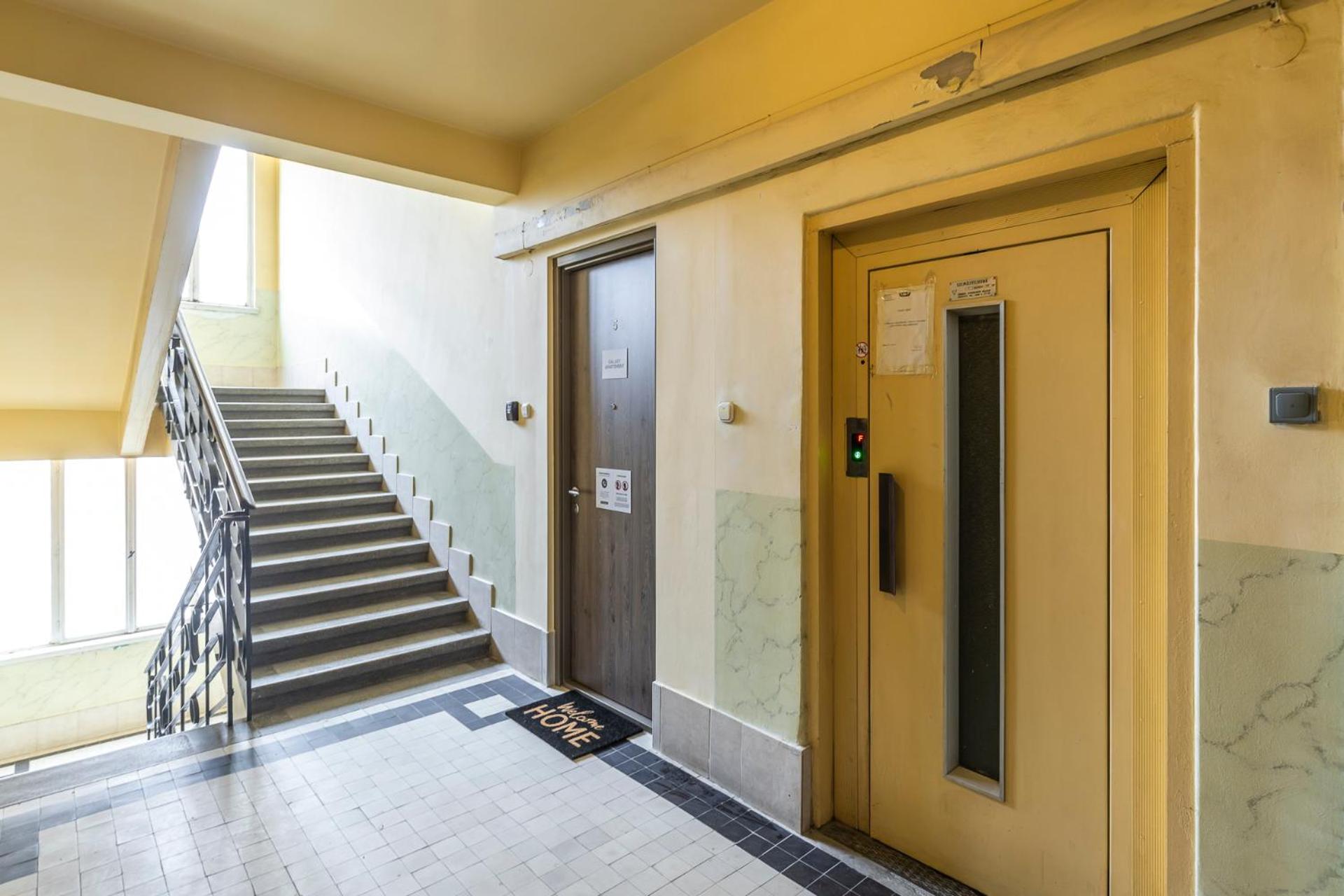 Galaxy Apartement Lift Parking