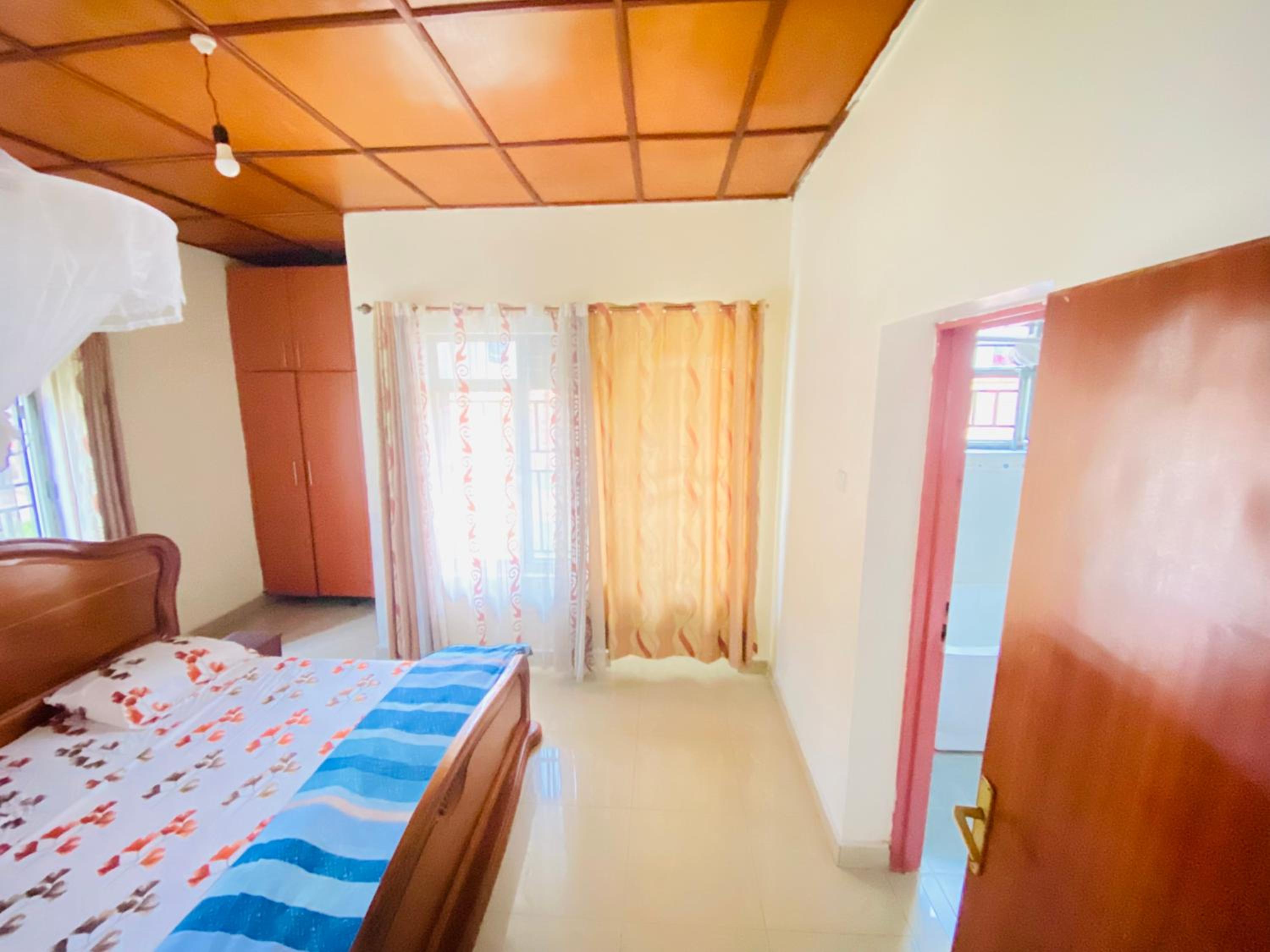 Beautiful spacious entire 4 bedrooms comfy house in Kimihurura view 2