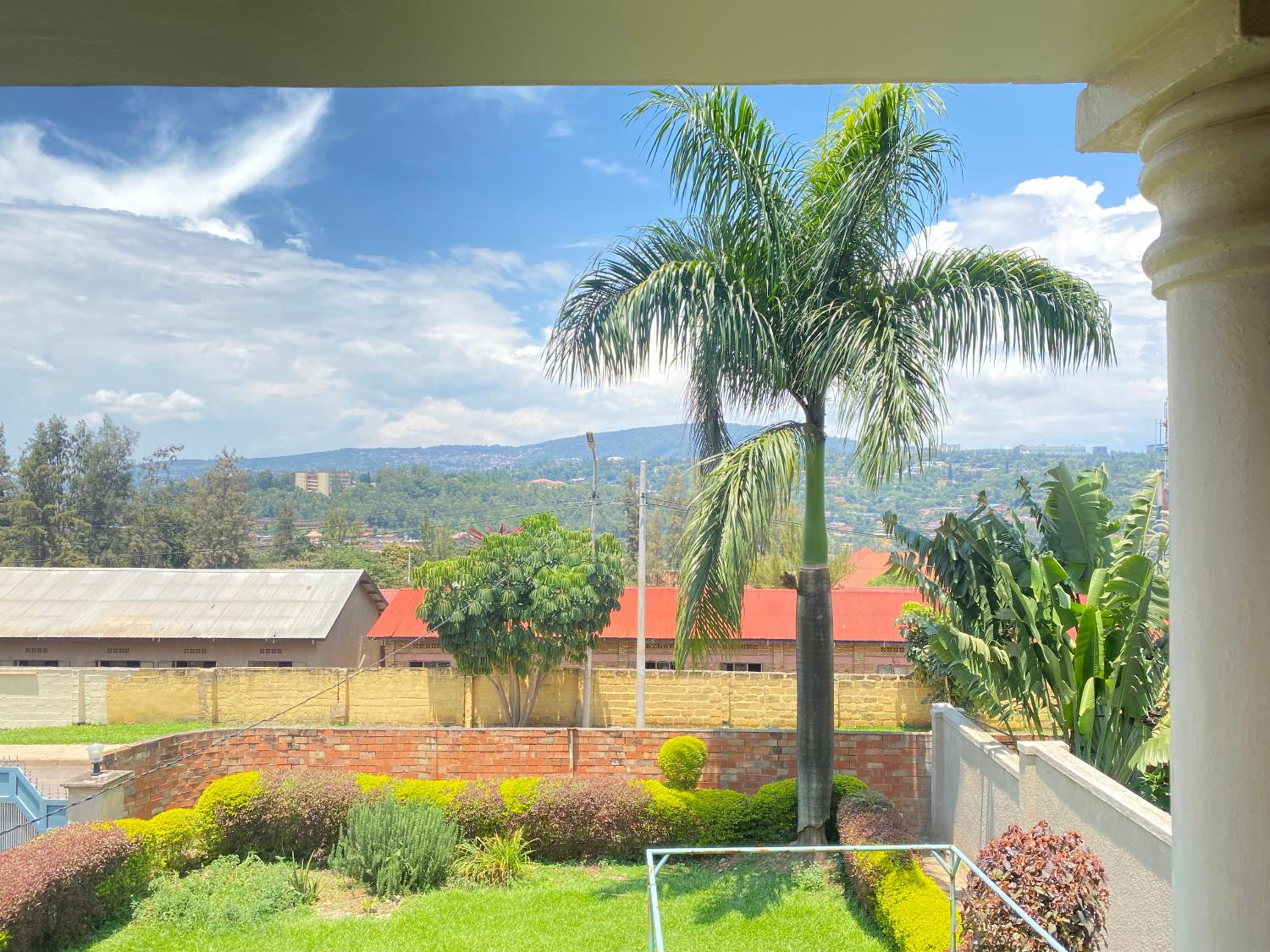 Beautiful spacious entire 4 bedrooms comfy house in Kimihurura view 3
