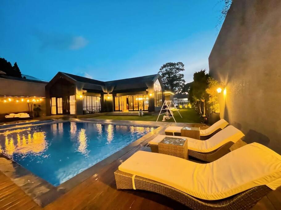 De Black Challet Villa view 3