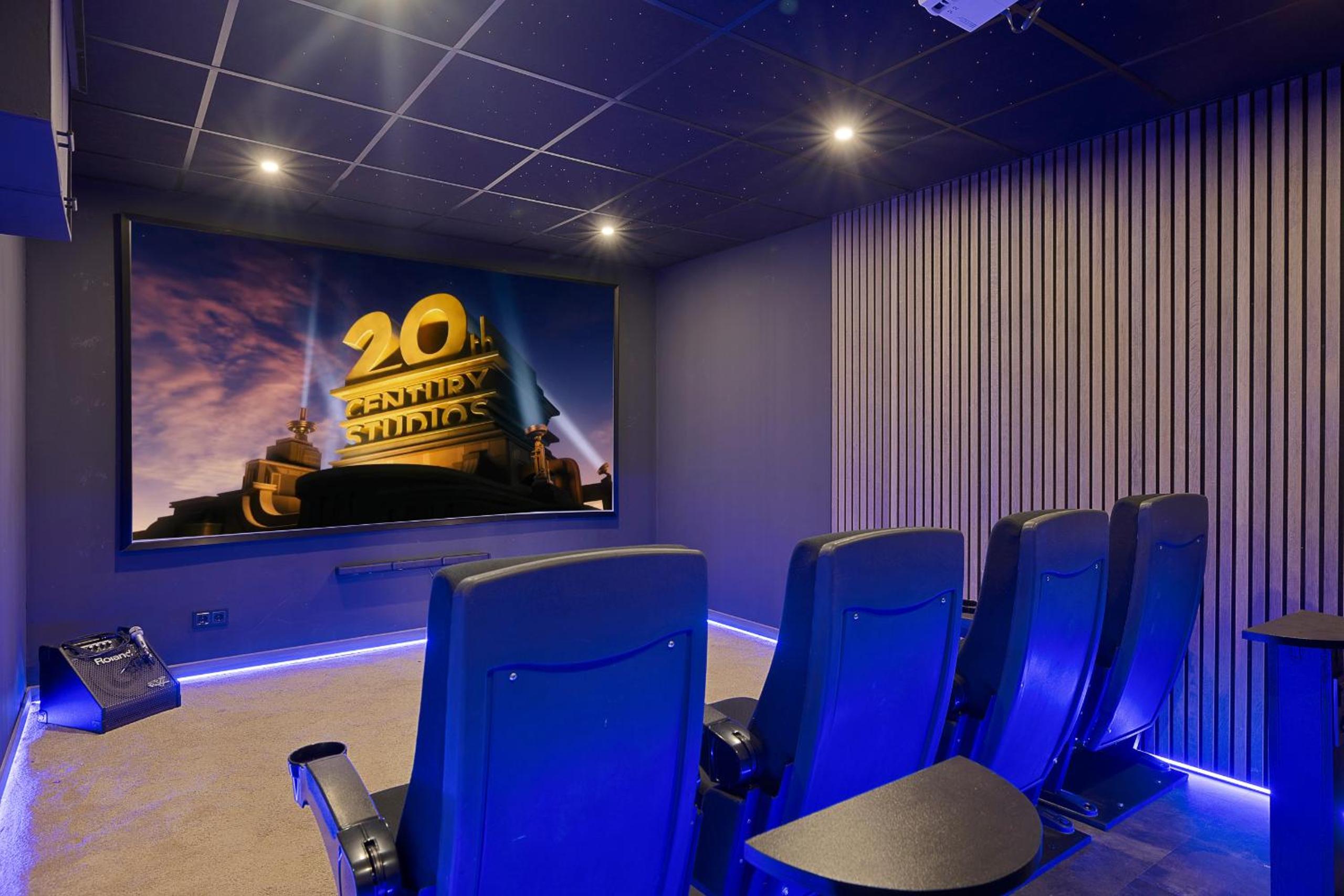 ViVi Homes - Villa Yara Pool, Sauna, Jacuzzi & Cinema