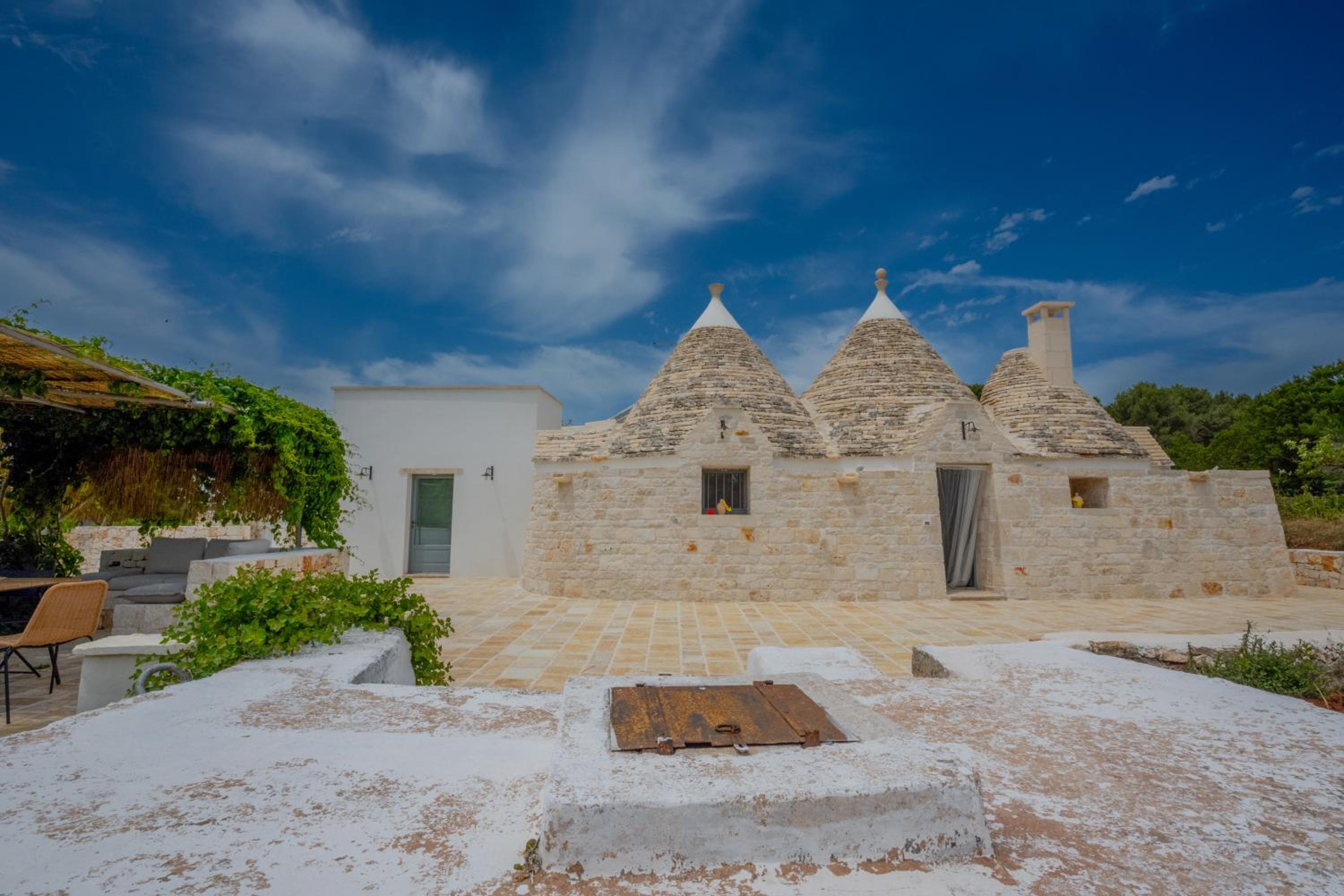 Luxury Trulli di Giulia, exclusive villa with private pool in Valle d'Itria, Puglia