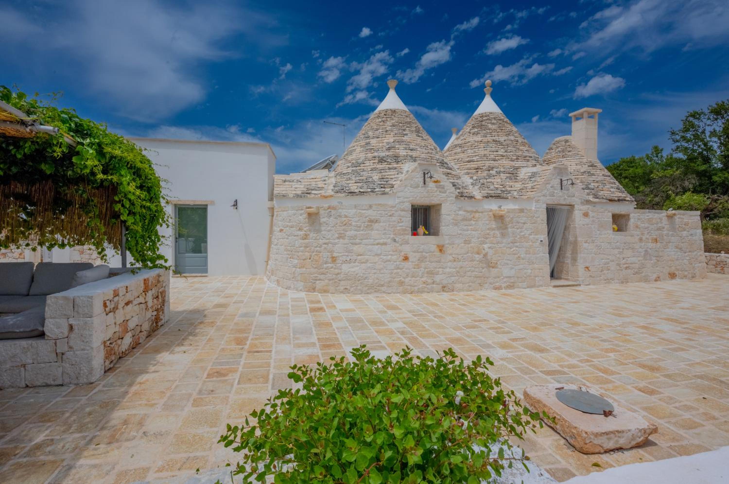 Luxury Trulli di Giulia, exclusive villa with private pool in Valle d'Itria, Puglia