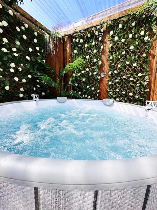 Squirrel Hideaway with Hot Tub in Formby, Liverpool