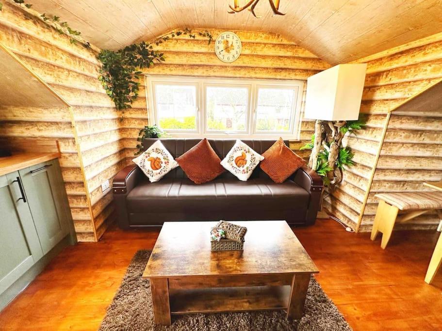 Squirrel Hideaway with Hot Tub in Formby, Liverpool