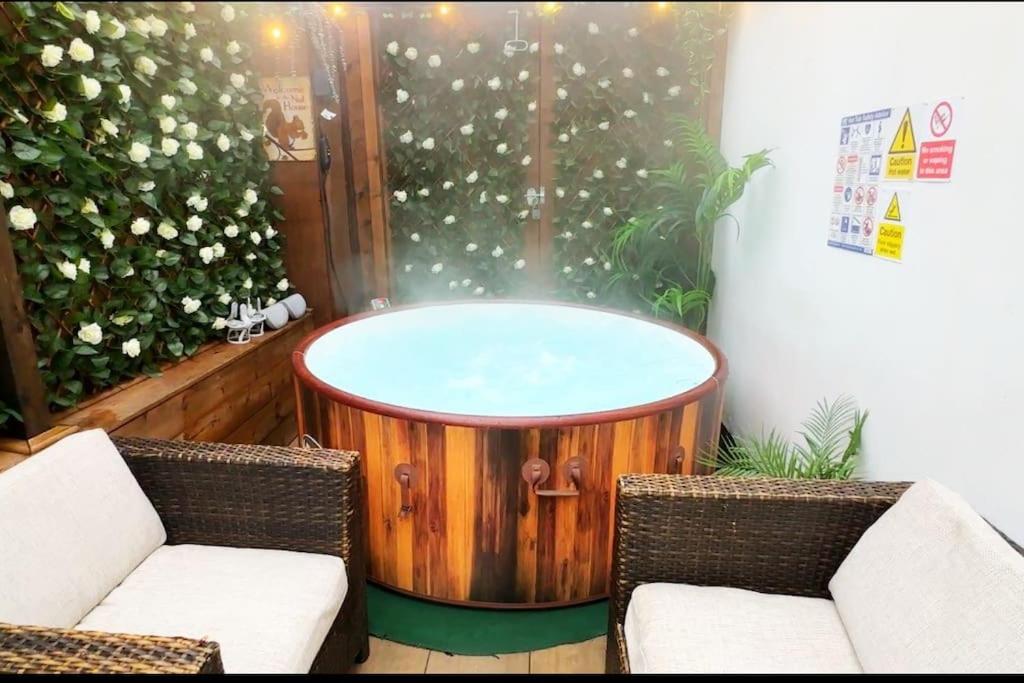 Squirrel Hideaway with Hot Tub in Formby, Liverpool