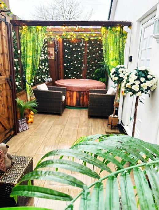 Squirrel Hideaway with Hot Tub in Formby, Liverpool