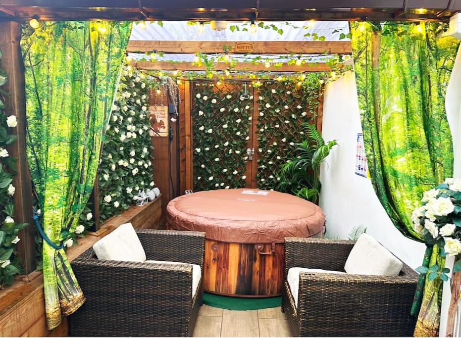 Squirrel Hideaway with Hot Tub in Formby, Liverpool