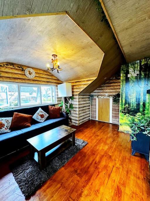 Squirrel Hideaway with Hot Tub in Formby, Liverpool