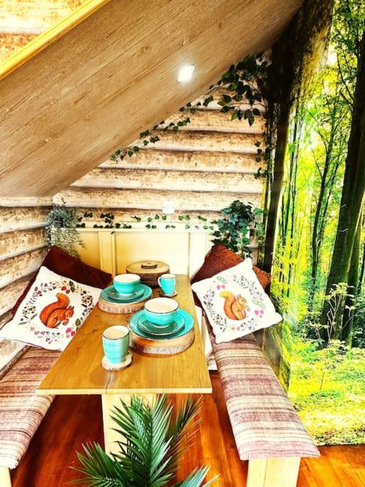 Squirrel Hideaway with Hot Tub in Formby, Liverpool