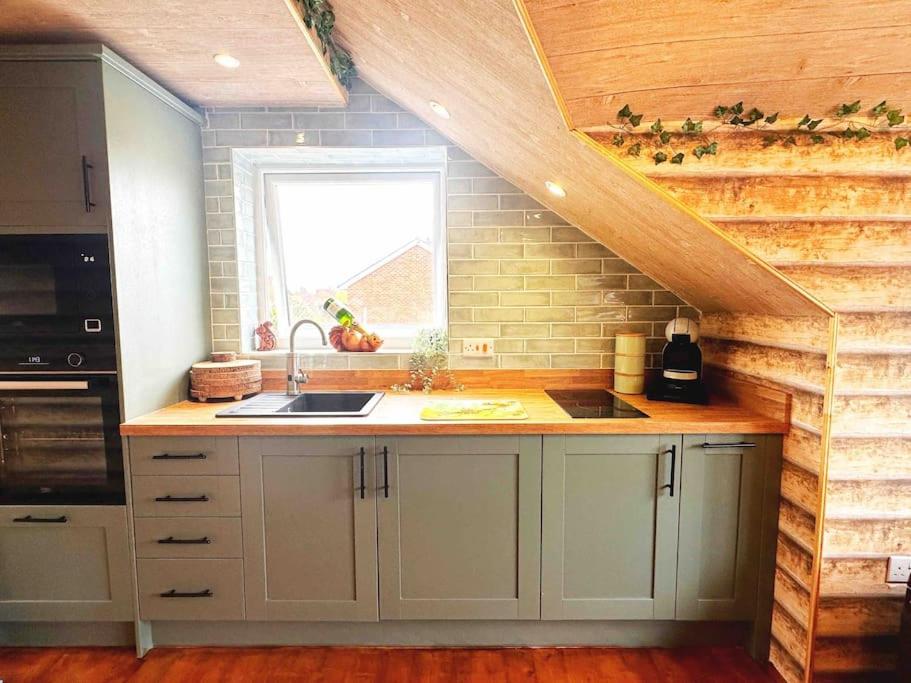 Squirrel Hideaway with Hot Tub in Formby, Liverpool