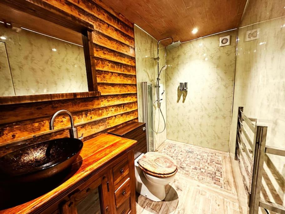 Squirrel Hideaway with Hot Tub in Formby, Liverpool