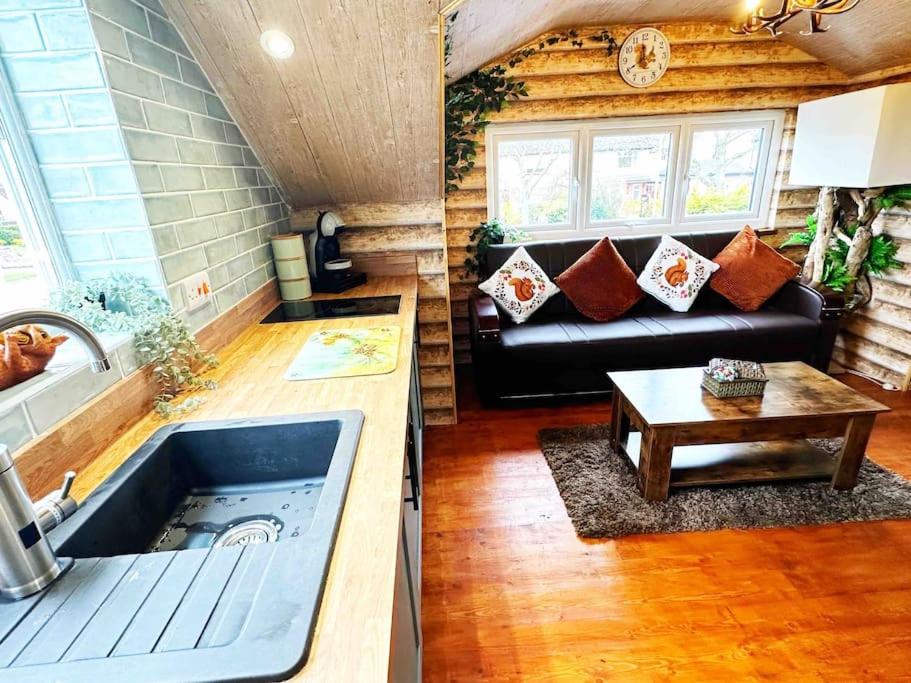 Squirrel Hideaway with Hot Tub in Formby, Liverpool