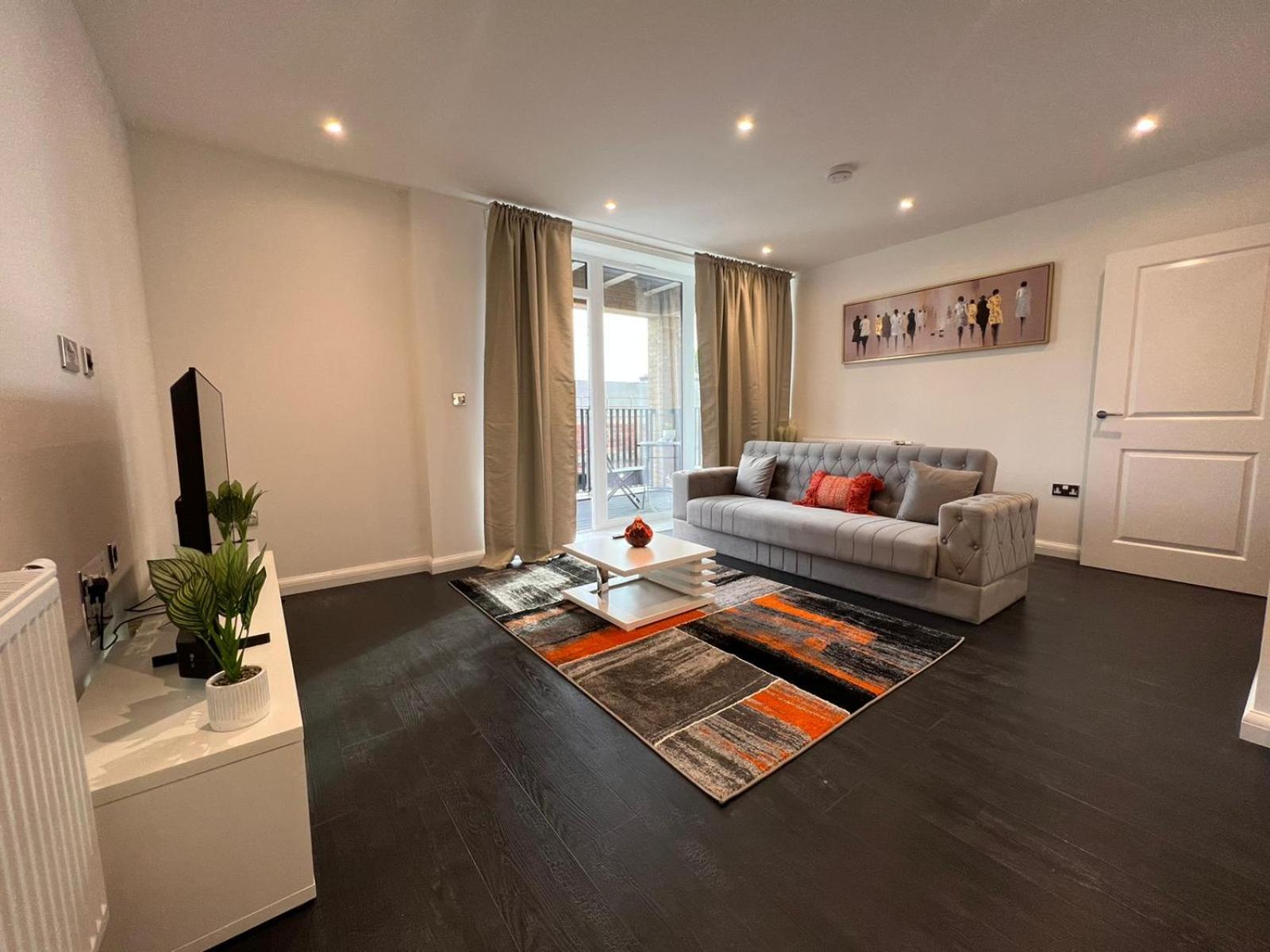 Luxury 2 bed Serviced apartment in Dartford Kent view 4