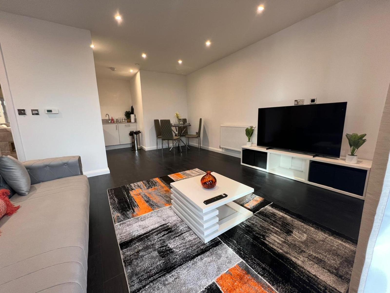 Luxury 2 bed Serviced apartment in Dartford Kent view 5