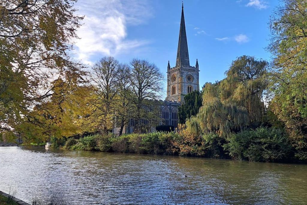 2 bedroom apartment in Stratford upon Avon with free onsite parking view 2