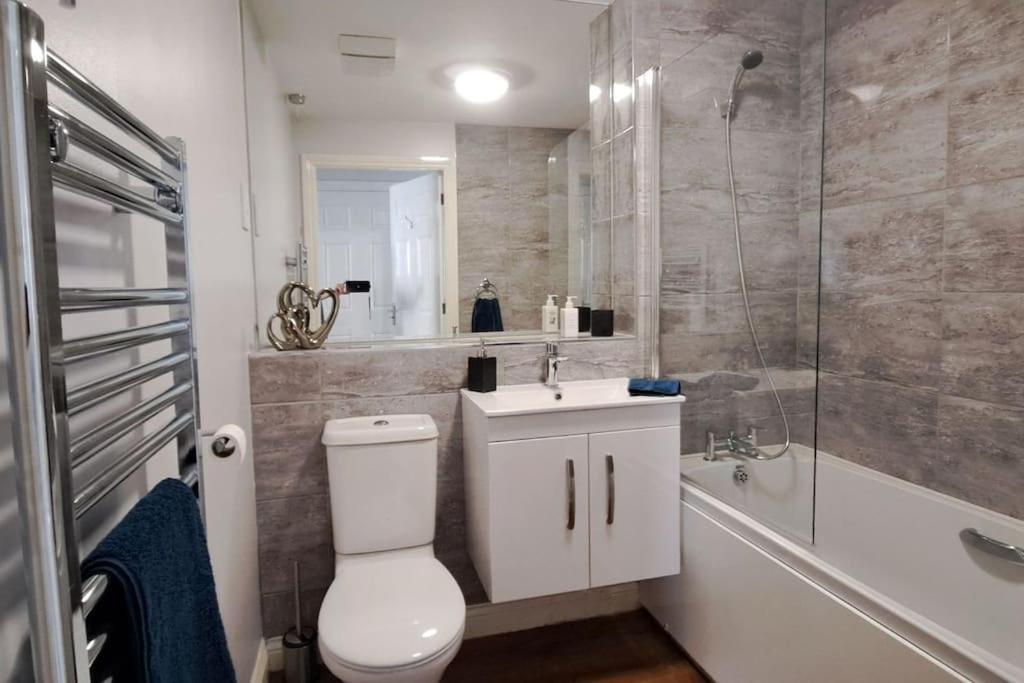 2 bedroom apartment in Stratford upon Avon with free onsite parking view 3