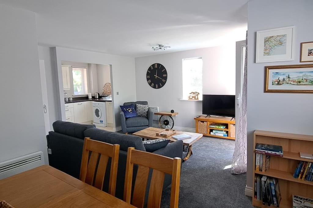 2 bedroom apartment in Stratford upon Avon with free onsite parking view 4