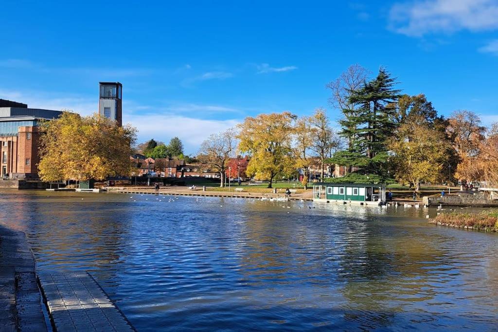 2 bedroom apartment in Stratford upon Avon with free onsite parking view 5