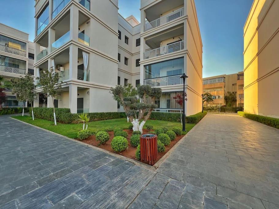 Séjour Chic - Appartement Moderne avec Piscine view 2