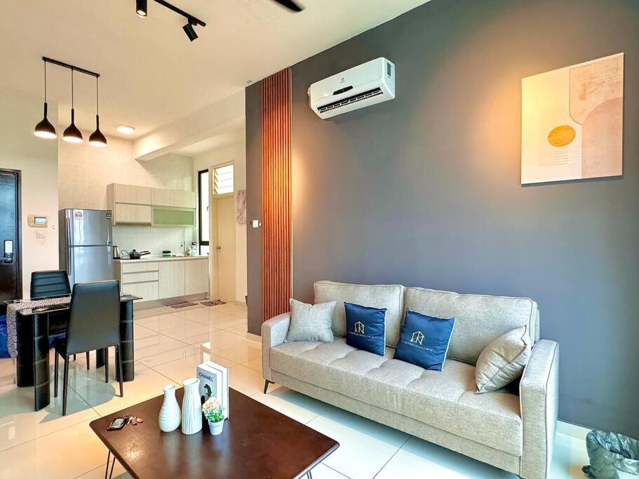 D'Summit Suite by Luxecocoo CK Kempas Setia Tropika view 2