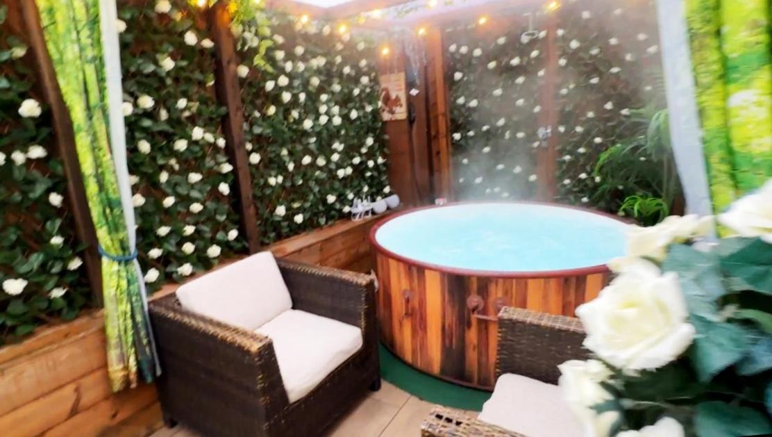 Squirrel Hideaway with Hot Tub in Formby, Liverpool