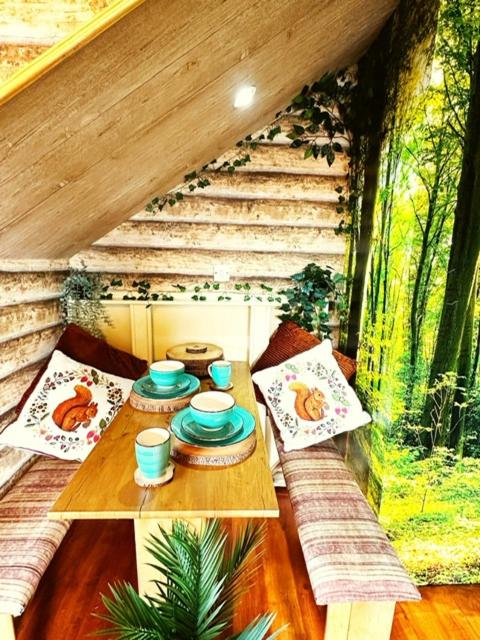 Squirrel Hideaway with Hot Tub in Formby, Liverpool