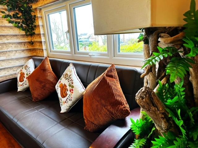 Squirrel Hideaway with Hot Tub in Formby, Liverpool