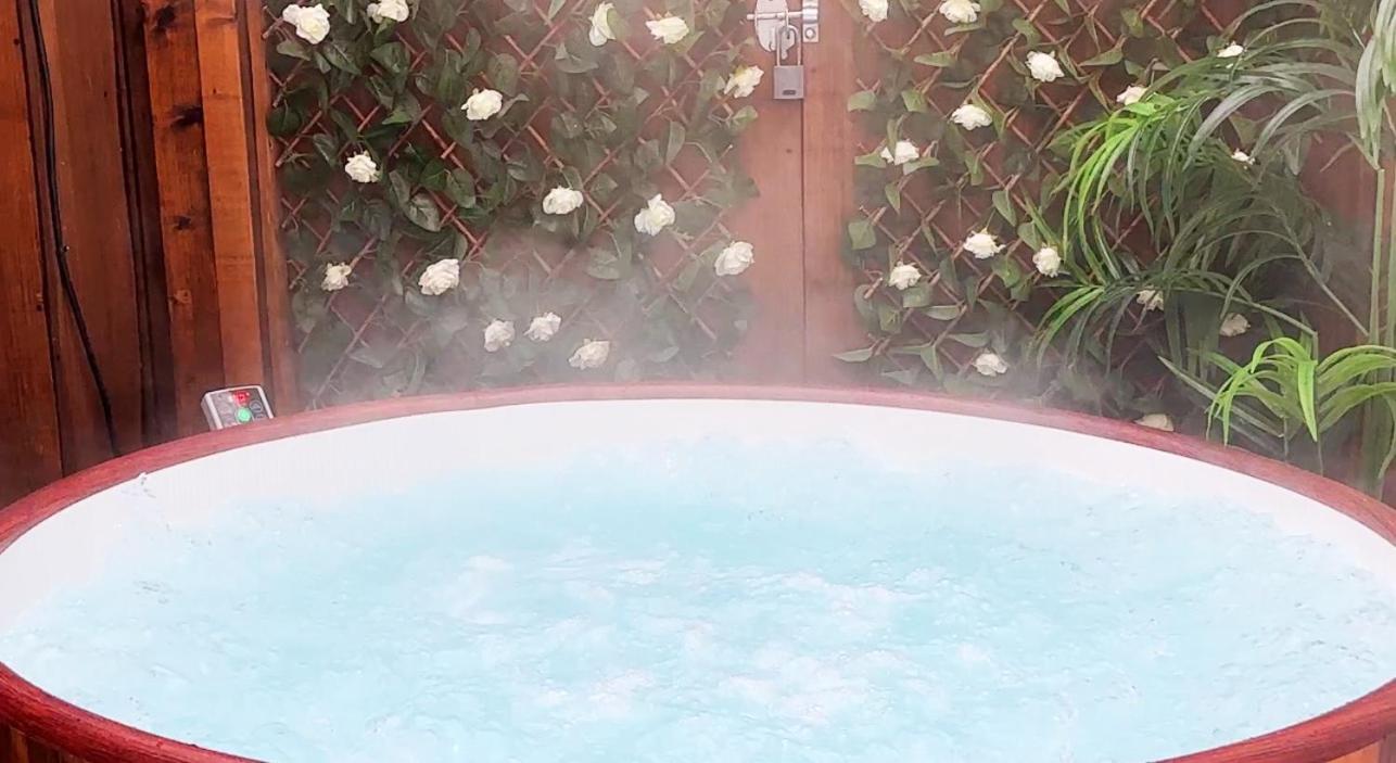 Squirrel Hideaway with Hot Tub in Formby, Liverpool