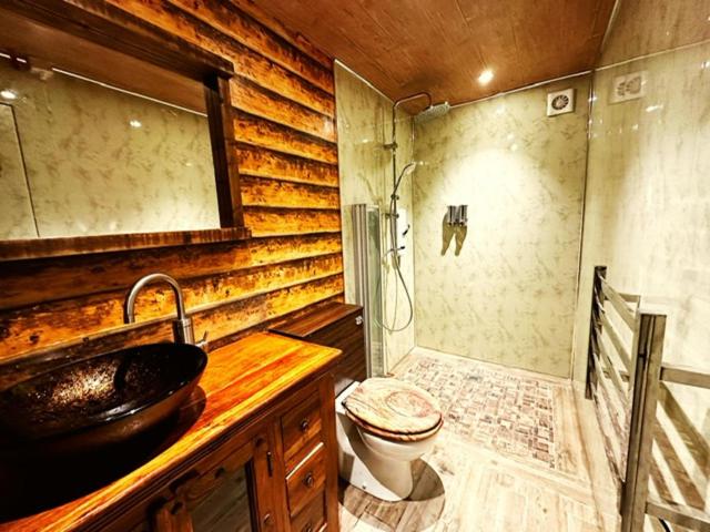 Squirrel Hideaway with Hot Tub in Formby, Liverpool