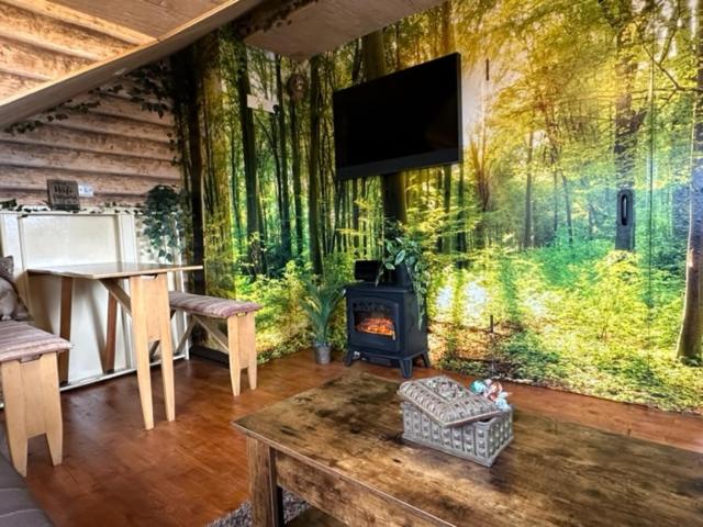Squirrel Hideaway with Hot Tub in Formby, Liverpool