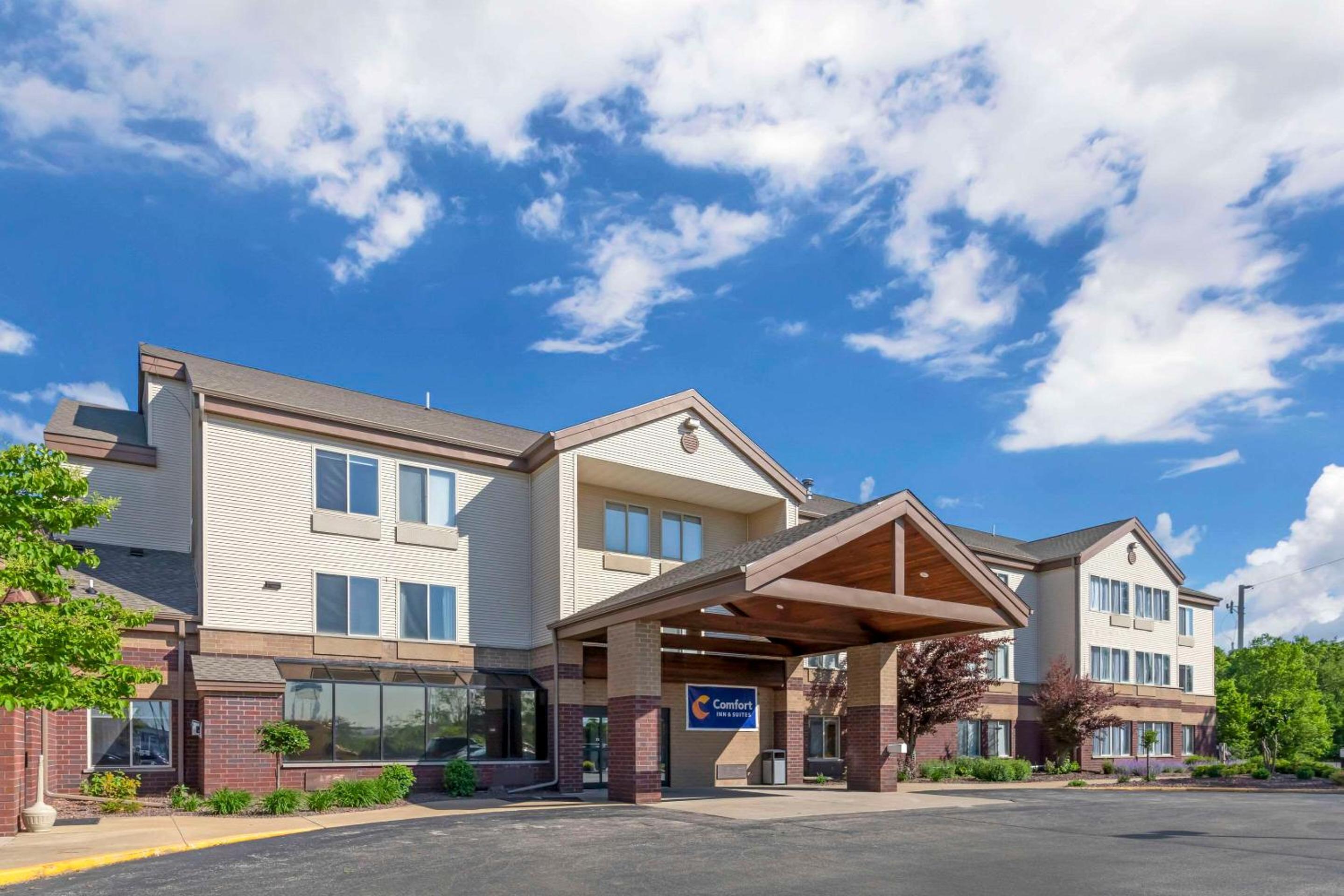 Tomah Vacations - Comfort Inn  Suites - Property Image 1